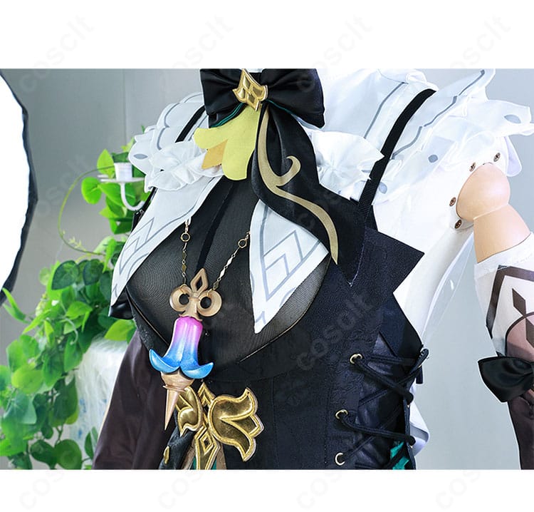 ネクタイと胸元装飾のクローズアップ。金具と装飾パーツの質感を鮮明に示すディテール画像。