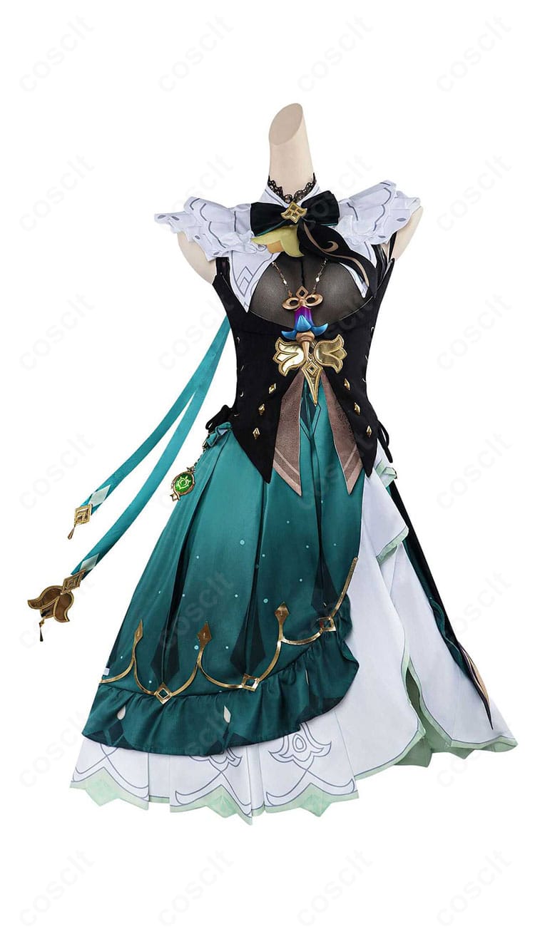 正面全身ショット。エミリエ衣装の襟元装飾、コルセットベルト、ハリのあるスカートのシルエットがわかる画像。