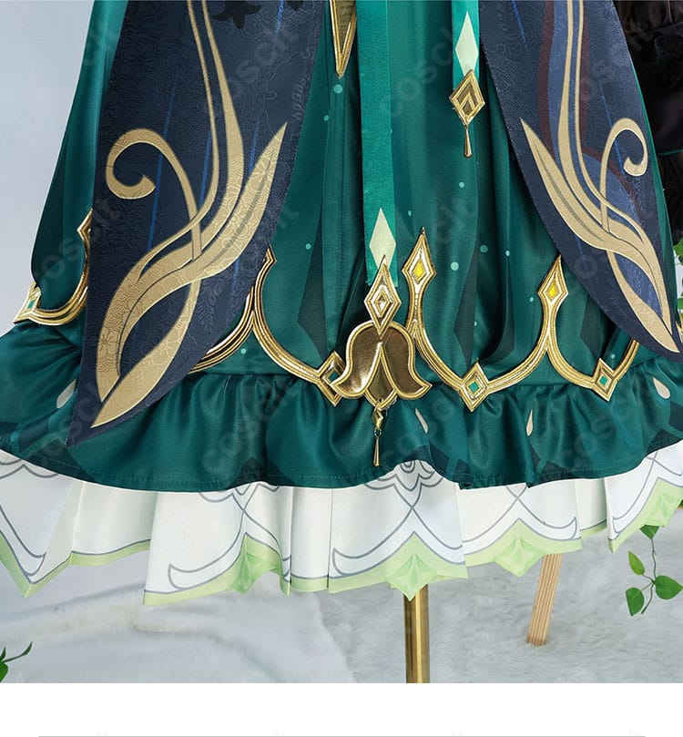 スカート裾の装飾アップ。縁取りの意匠と繊細なステッチが見えるクローズアップ画像。