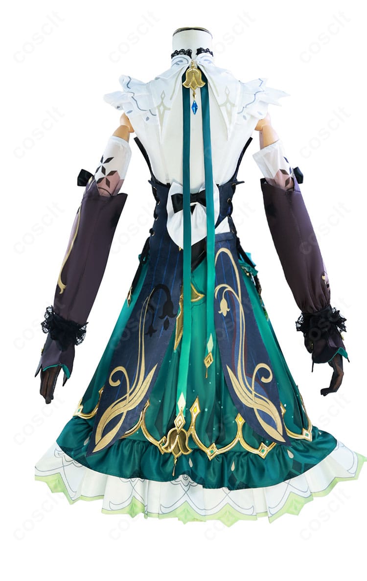 背面全身ショット。背面の装飾やスカートのフレア、腰飾りの配置が確認できる画像。