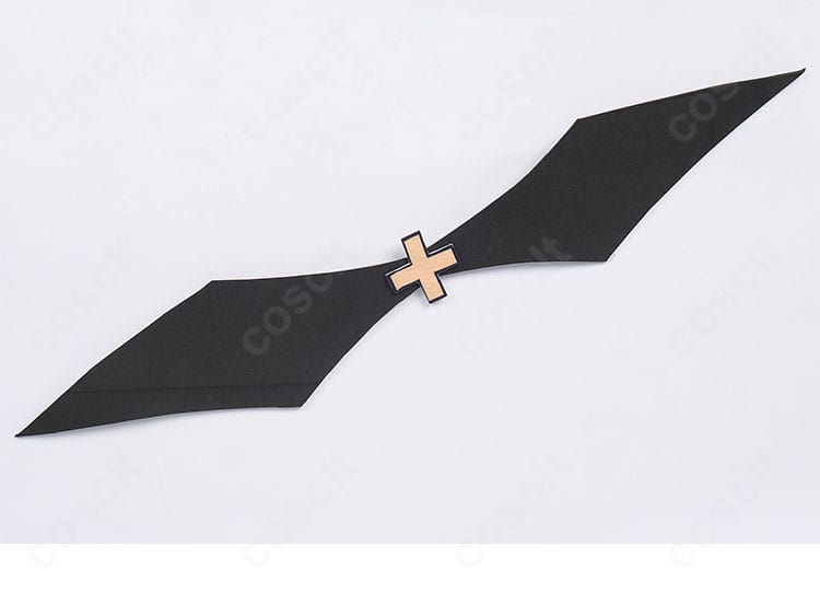 胸前装飾のクローズアップ。中央モチーフと配色が衣装全体の華やかさを引き立てる。