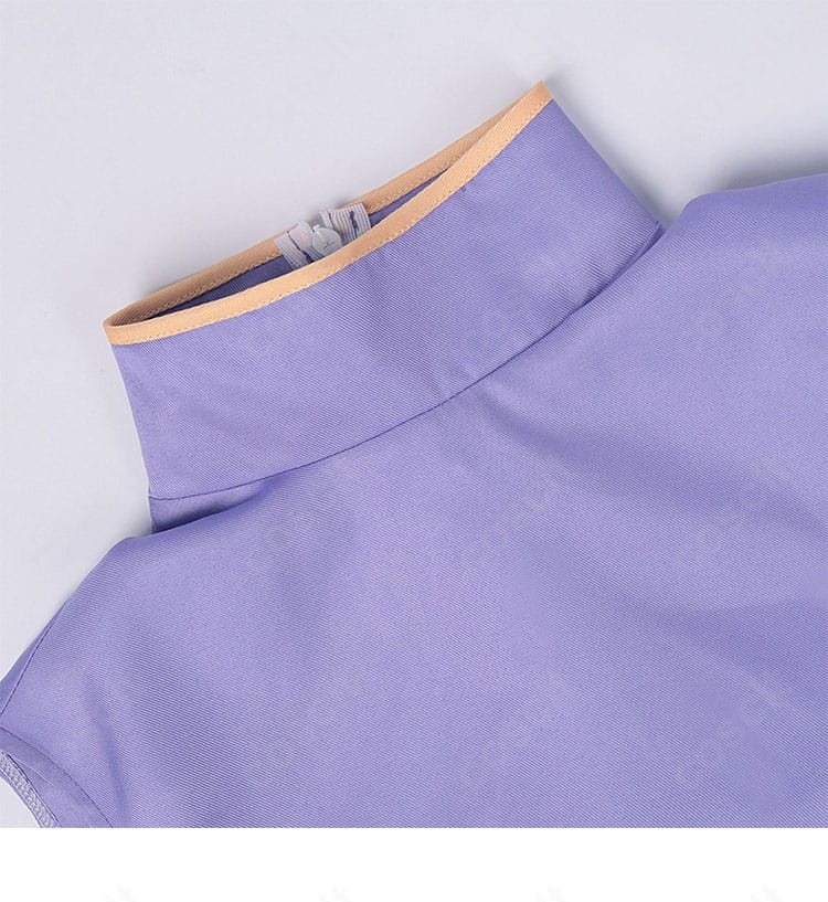 襟元の装飾詳細。襟のカーブ、エッジの処理、色の重なりが分かるディテールショット。