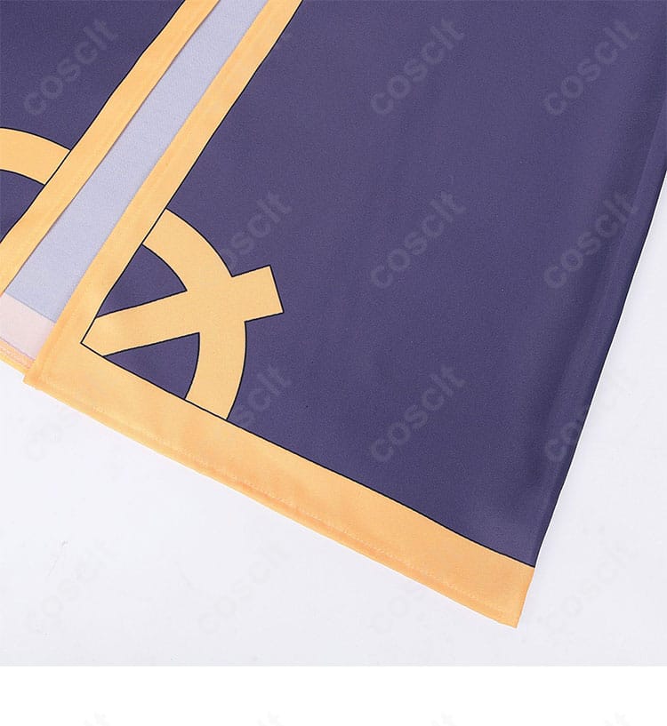 裾装飾のクローズアップ。コート裾のライン配色とパイピングの美しい仕上げを強調。