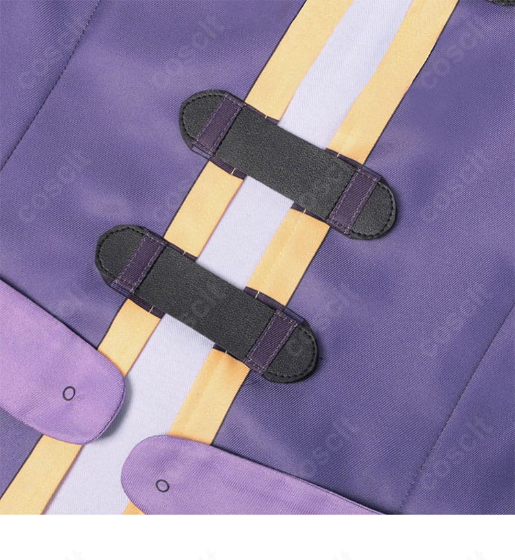 門襟と胸元装飾の詳細。ウィズらしい上品な胸飾りと襟の形状を鮮明に収めたカット。