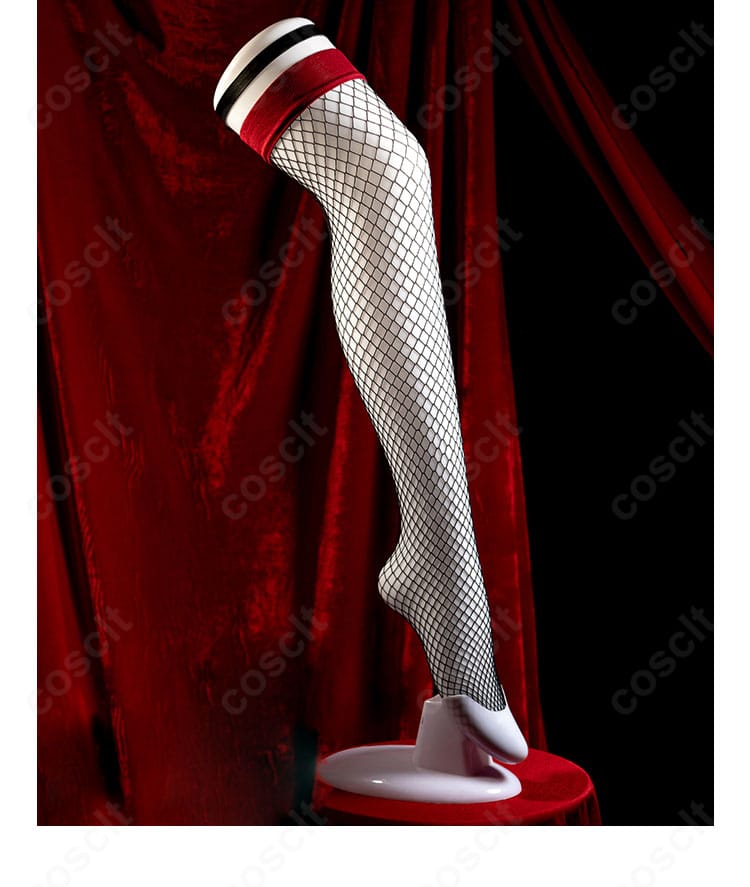 コーデに合わせた網タイツの編み目ディテール。脚線を美しく見せるピッチ感を表現。