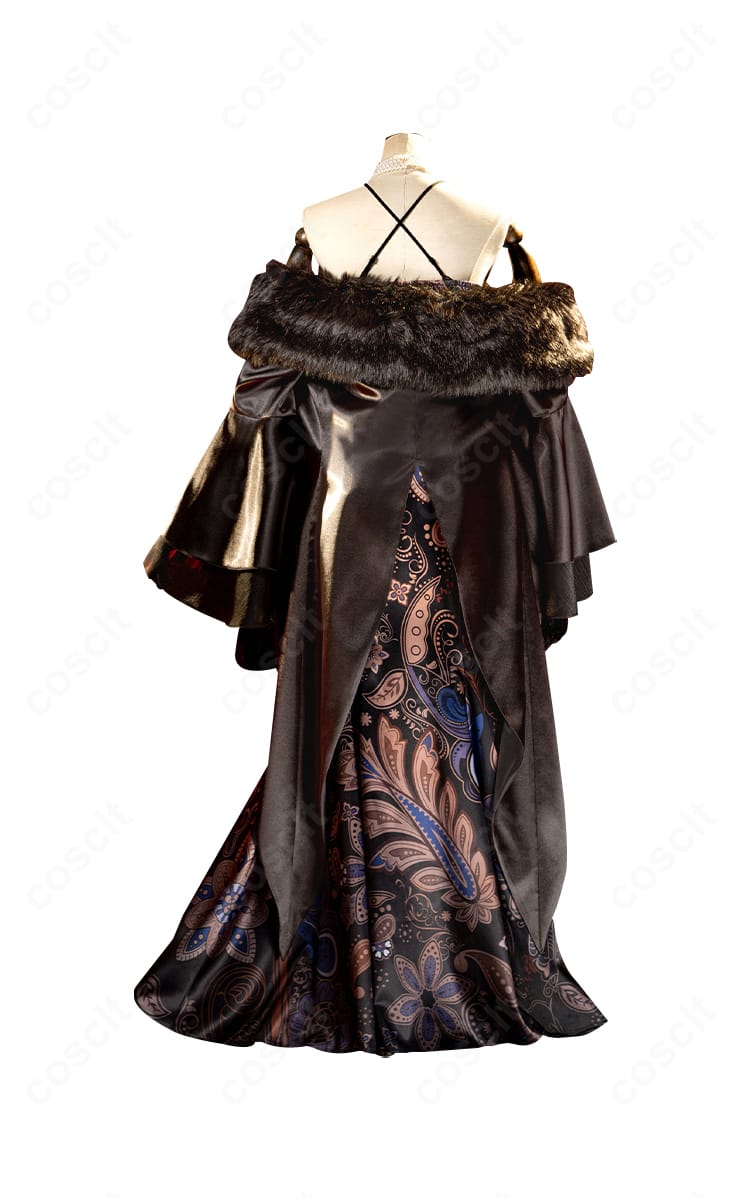 パール夫人コスの背面。コルセットの開閉構造とコート裾の流れ、固定ストラップの配置が分かる。