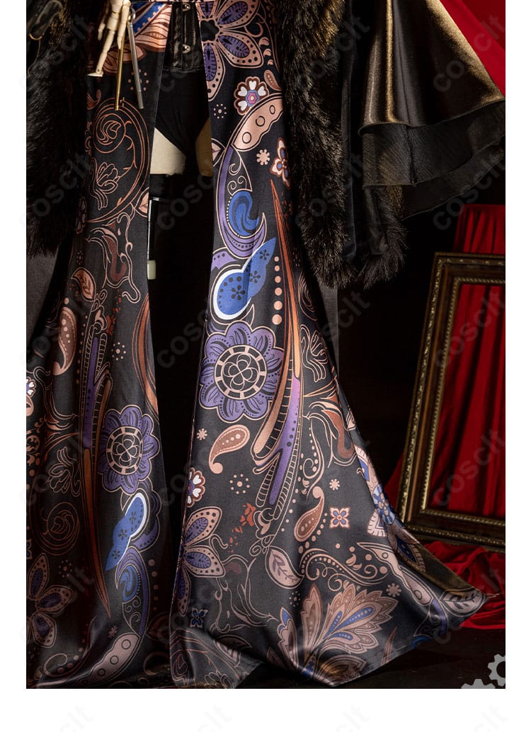 スカート裾の装飾。縁取りの柄とドレープ感が強調されたショット。