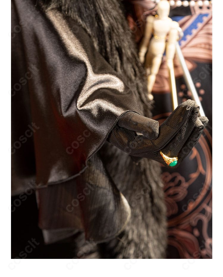 手袋の装飾と指先ディテール。金属色パーツの固定と縫製が見える近景。