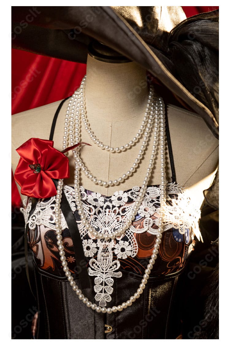 胸元と腰回りの華やかな装飾。宝石風パーツと飾りチェーンの光沢をクローズアップ。