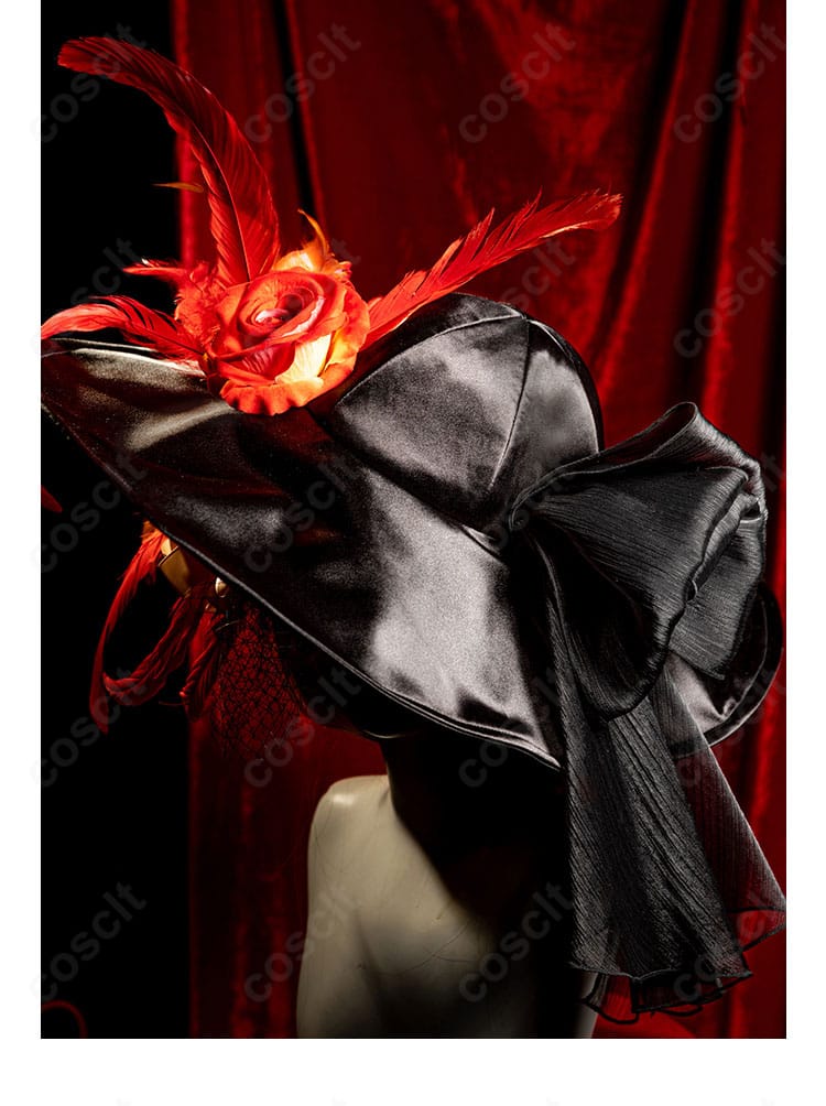 帽子側面の意匠。縁取り、飾りチェーン、フェイクファーの重なりを詳細に。