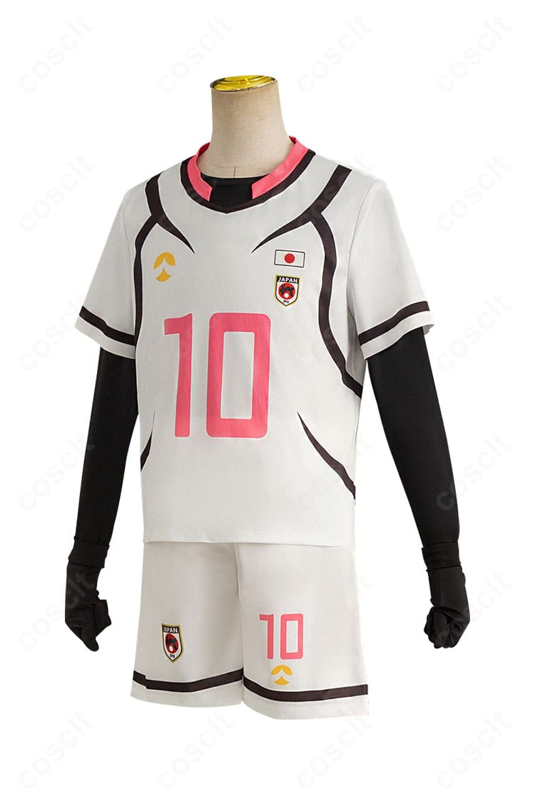 側面全身図。トップスとショートパンツのライン取りやフィット感、スポーティなシルエットを示す画像。