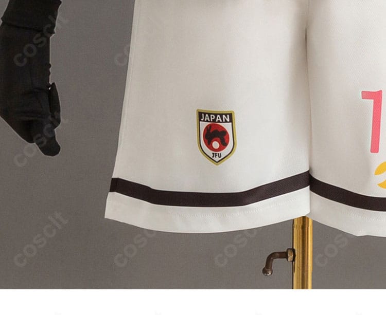 ショートパンツのアイコン意匠のクローズアップ。マークの仕上がりと質感を示す画像。