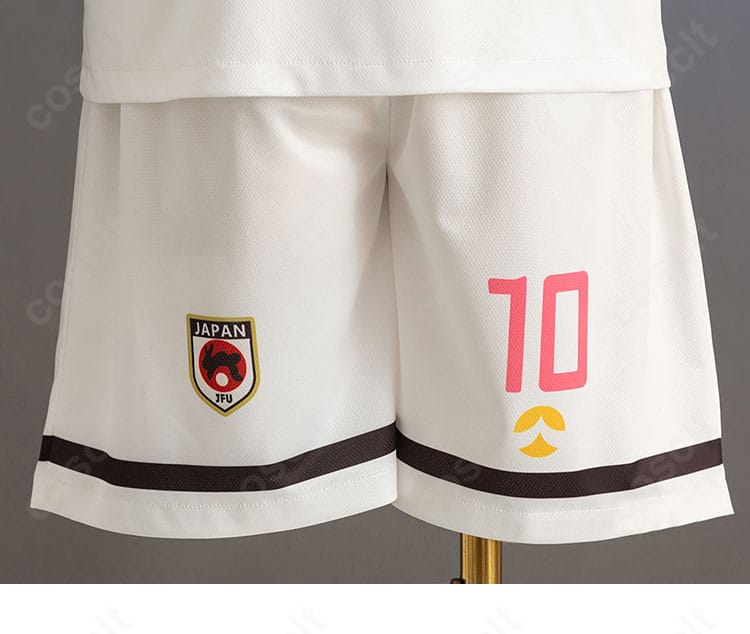 ショートパンツ前面のデザイン詳細。ライン配置とウエスト周りの作りを確認できる画像。