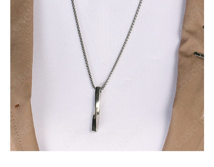 衣装付属のネックレス。トップの形状と長さバランスが分かるアップ写真