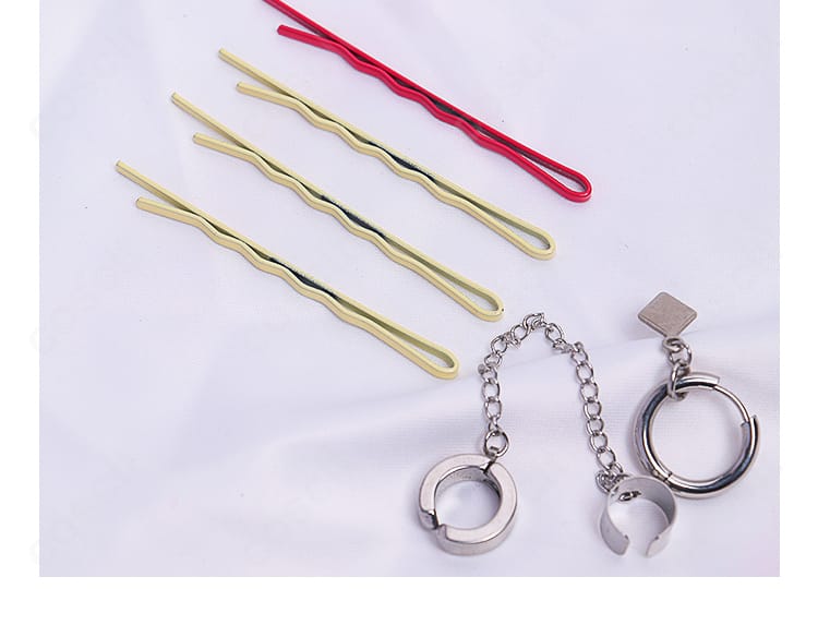 ヘアピンと耳飾りなど小物一式。青柳冬弥の雰囲気を補完するアクセサリー詳細