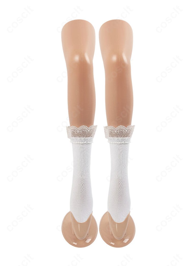 靴下と装飾の近接画像。コーディネートの統一感と可愛いアクセントを示すディテール。