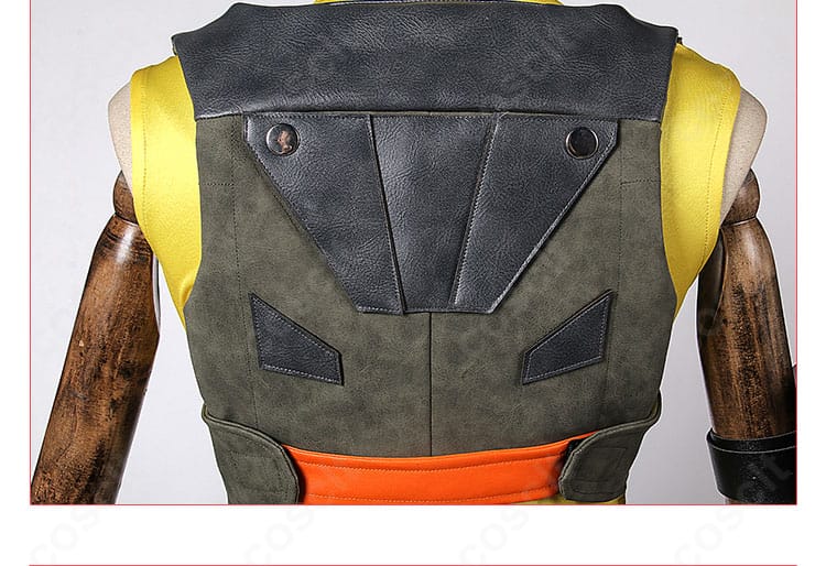 上着背面の装飾詳細。バックプリントとパネル切替のラインを確認。