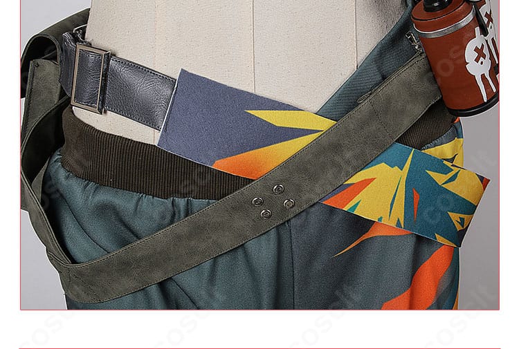 腰ベルトの装飾詳細。バックルとモジュールパーツの接続構造を示す。