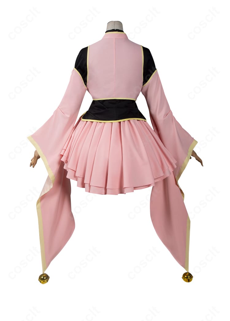 木之本桜コスプレ衣装の背面全体。背中の開閉構造とライン取りを示す写真