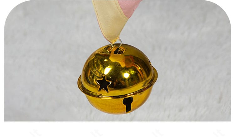 木之本桜コスプレ衣装の鈴モチーフ装飾クローズアップ。立体感と固定方法が見えるディテール写真