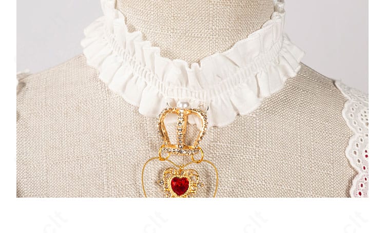 首飾り(チョーカー)と胸元アクセの拡大。華やかなメタルパーツとリボンの組み合わせでキャラクター性を強調する画像。