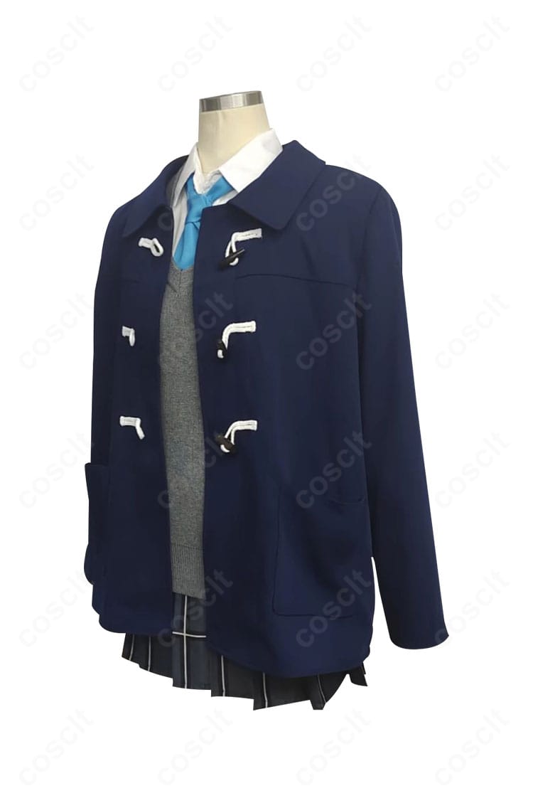 小鳥遊ホシノ 2年生制服コスプレ衣装の側面ビュー。コートの落ち感とスカートプリーツのラインを示す角度の比較写真。