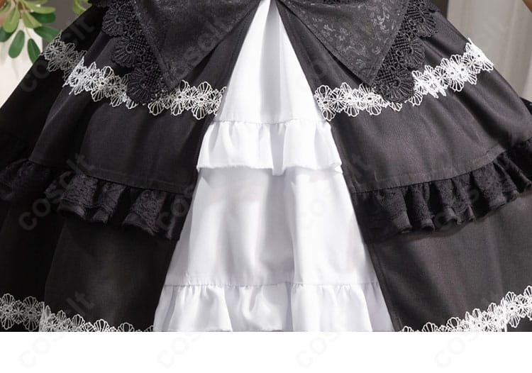 スカート装飾の接写。赤黒コントラストとフリルの重なりが美しいディテール