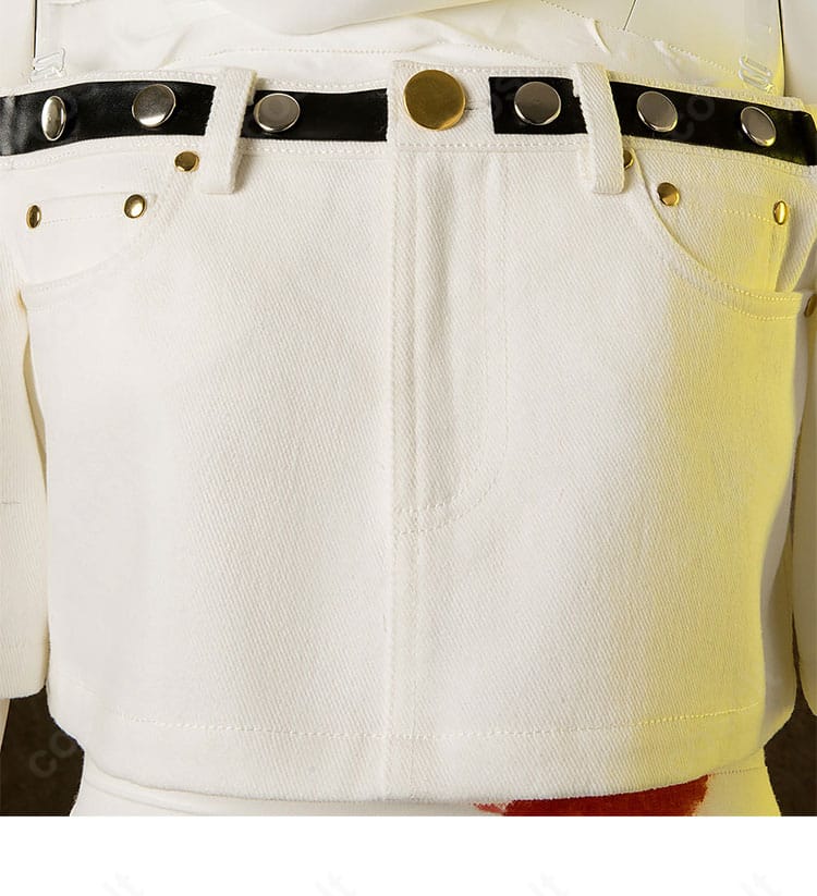 上衣フロント装飾のクローズアップ。グラフィティ風アイコンと縫製の仕上げが分かる。