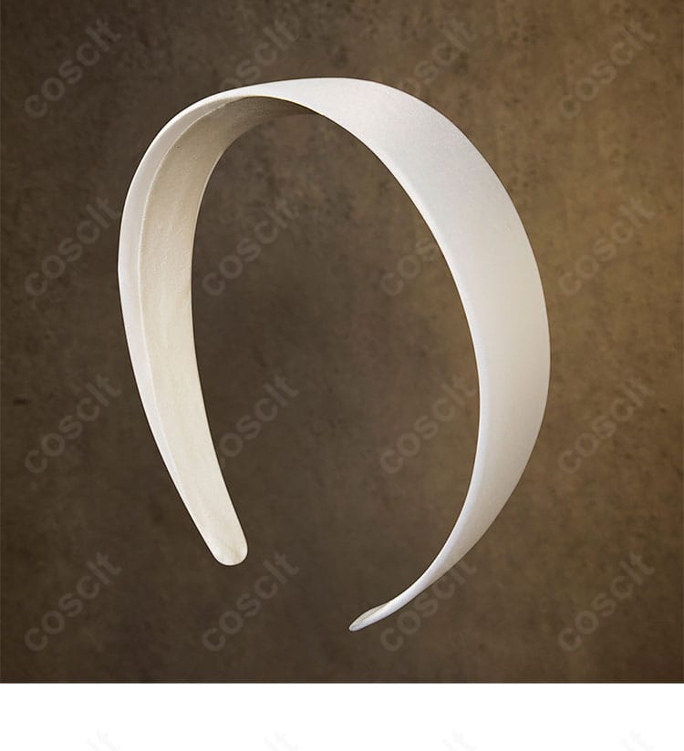 頭飾りのアップ。カチューシャと髪飾りの形状・配色を分かりやすく提示。