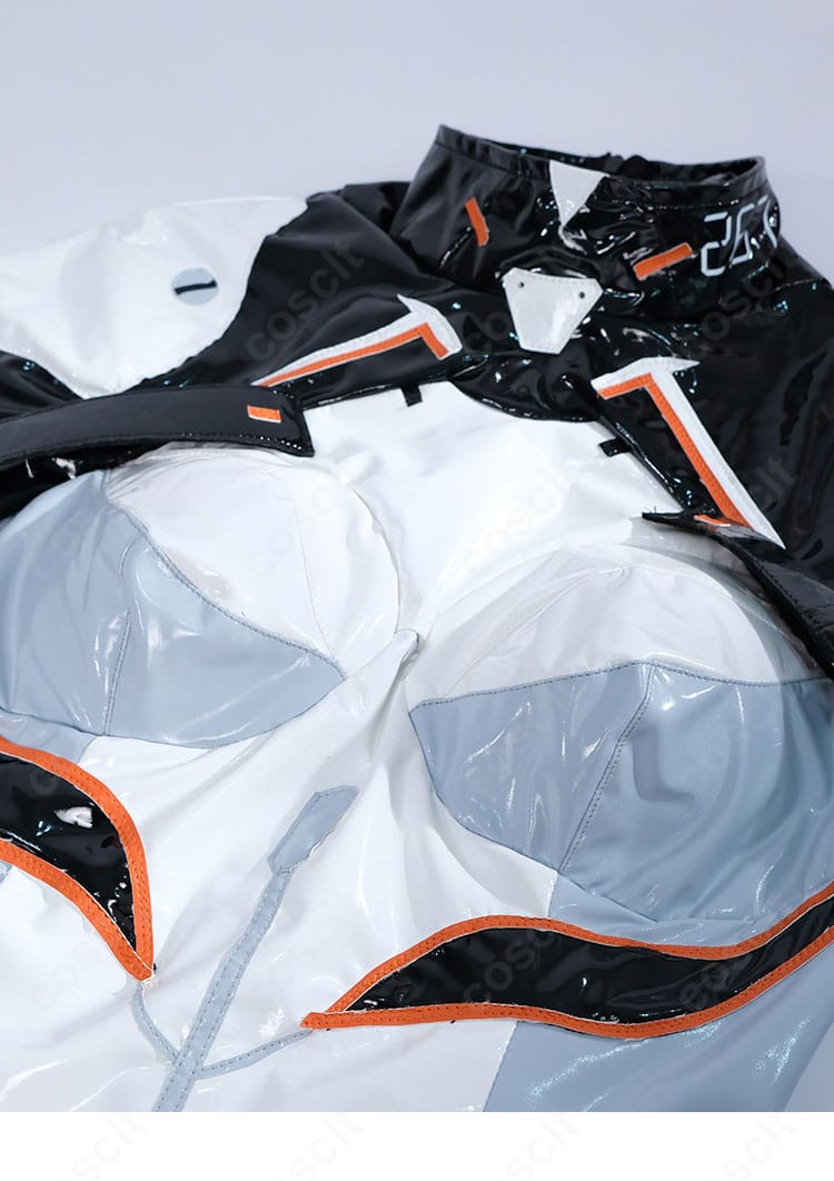 前胸部ディテールのクローズアップ。胸元の裁ち目処理とステッチ、立体的なパネル構成を確認できる。