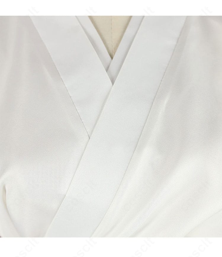 亜也子コスプレ衣装の領口ディテール。首元の刺繍と装飾の質感が伝わる近接ショット。