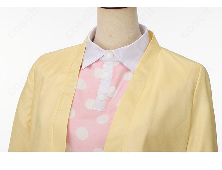 襟元の装飾アップ。繊細な刺繍表現で上品さをプラスし、近距離撮影で映えるポイント。