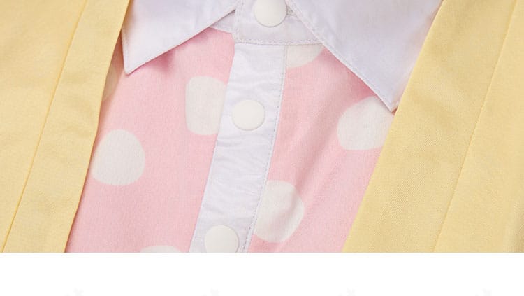 前合わせのボタン装飾ディテール。しっかり留まる仕様で、見た目もアクセントになるデザイン。