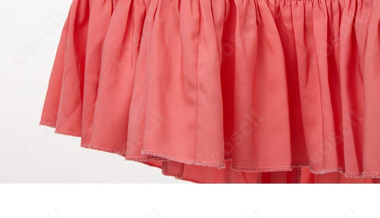 スカート裾の装飾ディテール。繊細なデザインと程よいフレアで動きのある表情に。