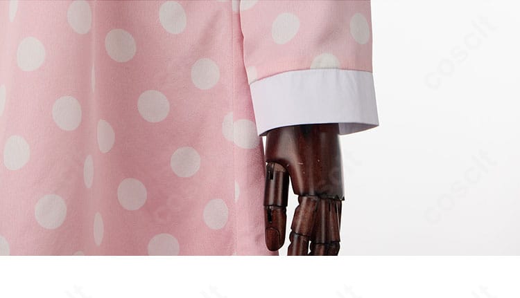 袖口の装飾ディテール。華やかな意匠が手元を引き立て、写真にリズムを生む。