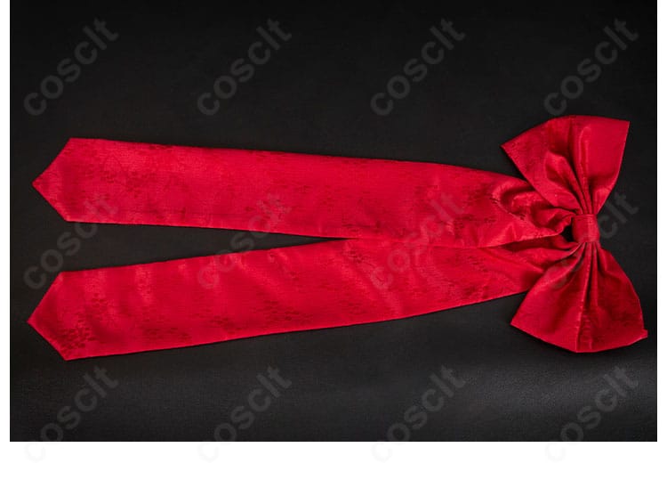 巫女姫様コスの蝶モチーフ装飾アップ。細部の意匠と立体感を強調。