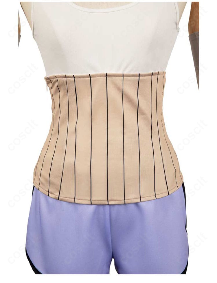 腰部とショートパンツのディテール。コルセットベルトのバックル、ベルト通し、裾の仕立てが見える近接写真。