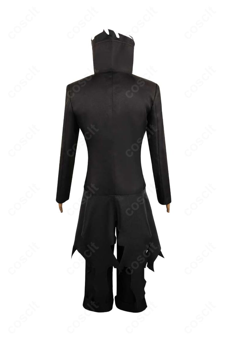 コスプレ衣装の背面。ロングコートの後ろ身頃と裾のライン、背中のシルエットを忠実に再現した様子。