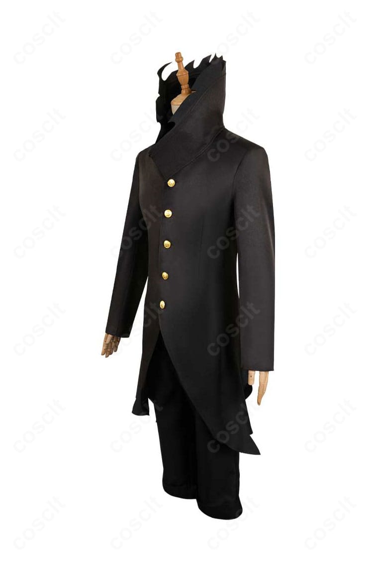 高倉健(オカルン)第一形態コスの左側ディテール。コートのラインと縫い目、装飾配置が分かる寄りのカット。