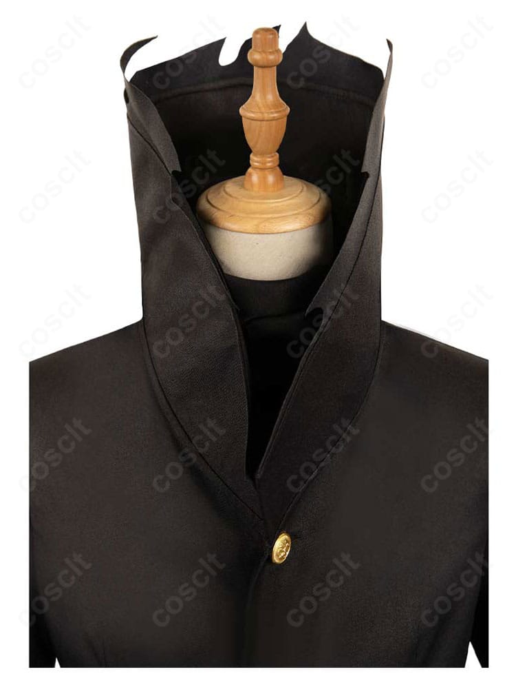 襟元ディテールのアップ。領口の装飾とステッチワークが映える、高品質な仕上がりのクローズアップ。