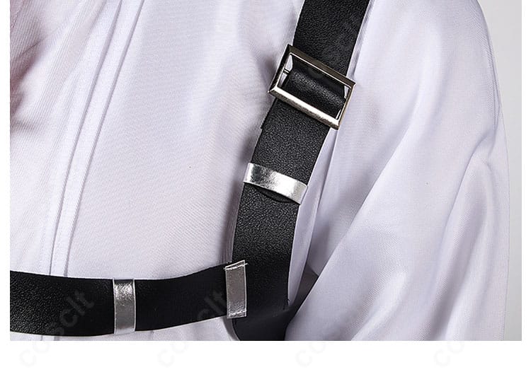 ヒースクリフ コスプレ衣装の肩ベルト装飾の接写。金具の質感とステッチワークを確認。