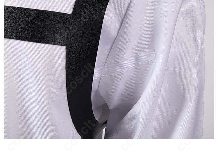 コスプレ衣装の背面肩ベルト詳細。長さ調整金具と縫製の強度ポイントを捉えた画像。