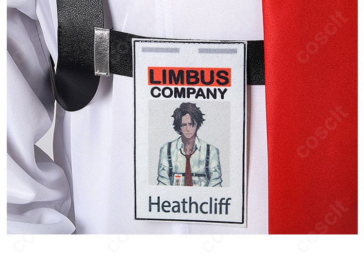 ヒースクリフ コスプレ衣装の前胸部アップ。名札と刺繍風意匠、ボタン配置の再現精度を示す。