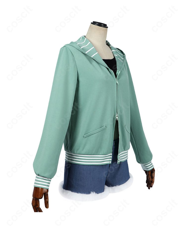 佐倉杏子 私服コスプレ衣装を右側から撮影。コートの直線的シルエットとショートパンツのラインが際立つ角度。