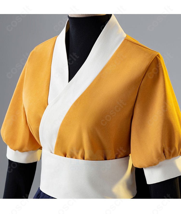 【推しの子】有馬かな 舞台衣装の装飾ディテール。精緻な刺繍と手首飾りの質感を強調。