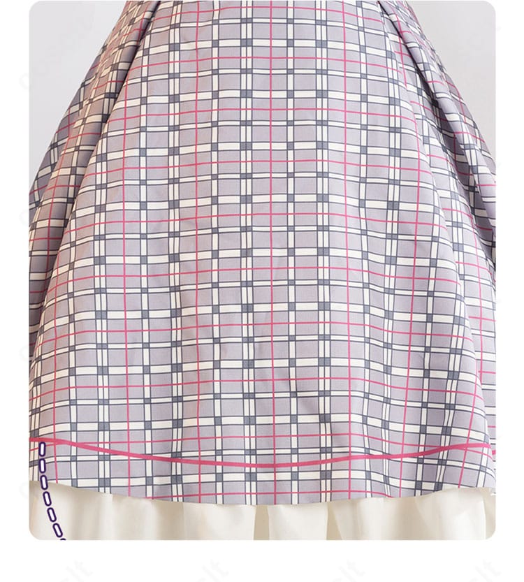 スカート装飾の詳細。裾のパイピングと生地の質感、フレアの出方を確認できるコスプレ衣装の部分拡大。