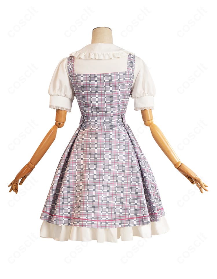 背面図。サロペットの背面カットとベルトの留め位置、スカートの広がりを確認できるコスプレ衣装の後ろ姿。