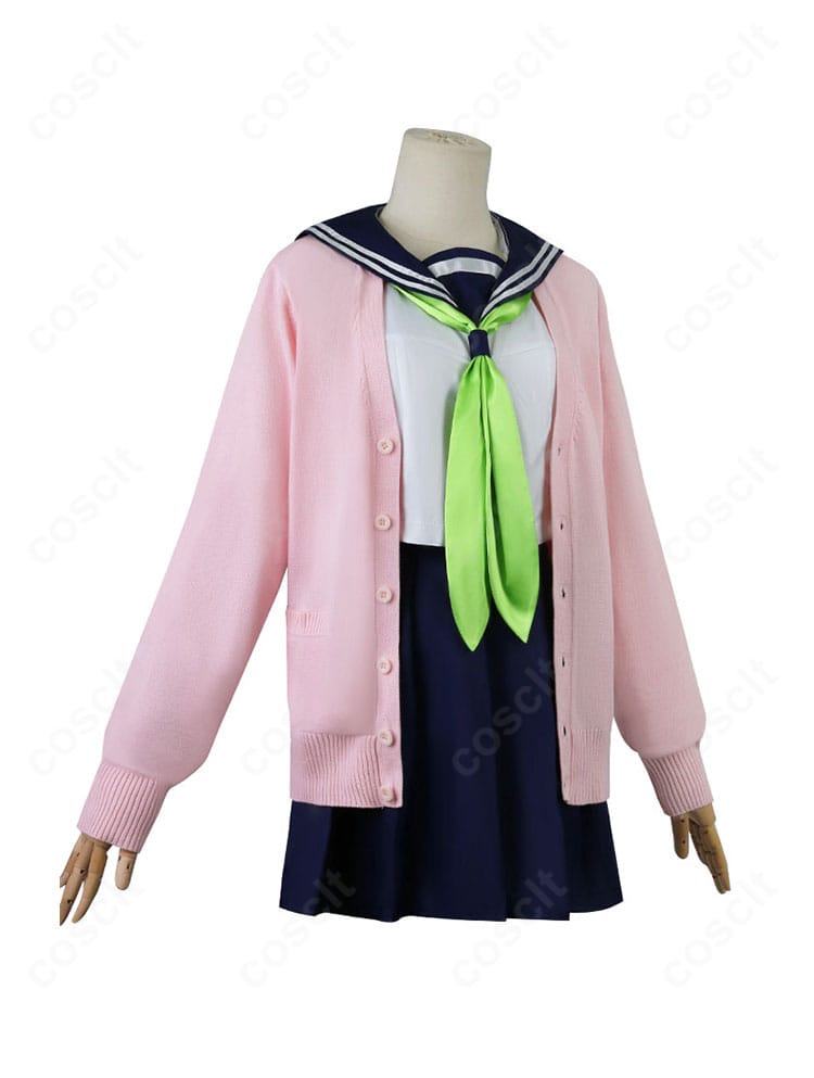 狸小路絹 制服コスの側面カット。コートのラインとスカートのフレア具合、縫製の丁寧さが分かる写真。