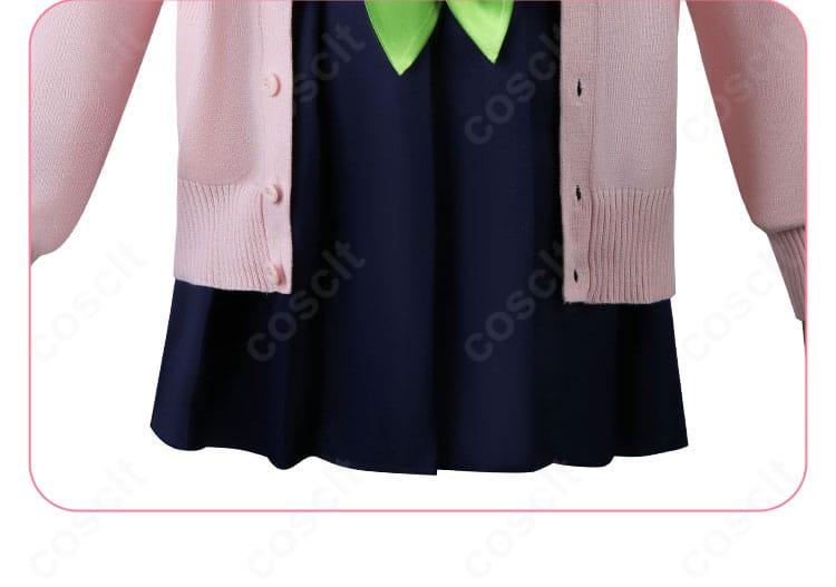 衣裾装飾のディテール。コート裾のパイピングと生地の質感が伝わる狸小路絹コスプレ衣装。