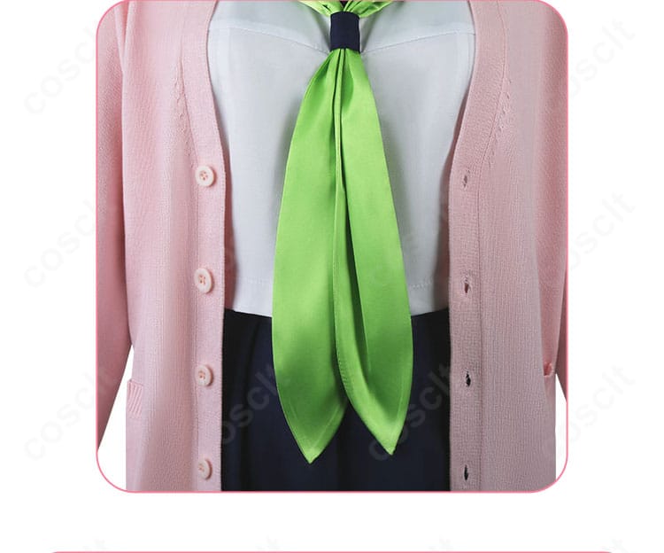 ネクタイデザインのアップ。結び目が立つ設計と色味の再現度を示す狸小路絹 制服コスプレ。